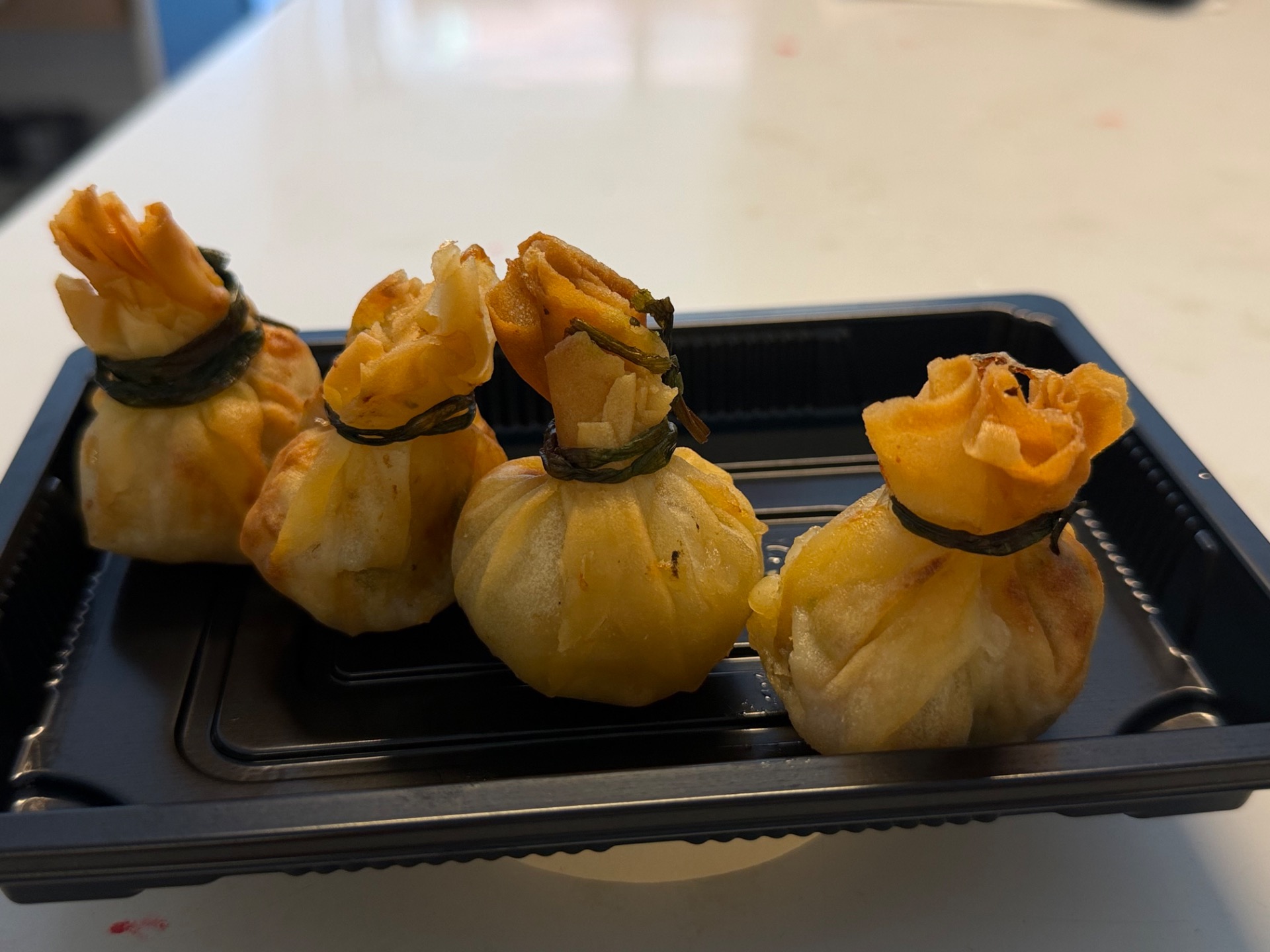 99kr - 4 stk dumpling med reker, koriander og chili)